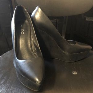 Aldo black wedge suede/faux leather heels sz38